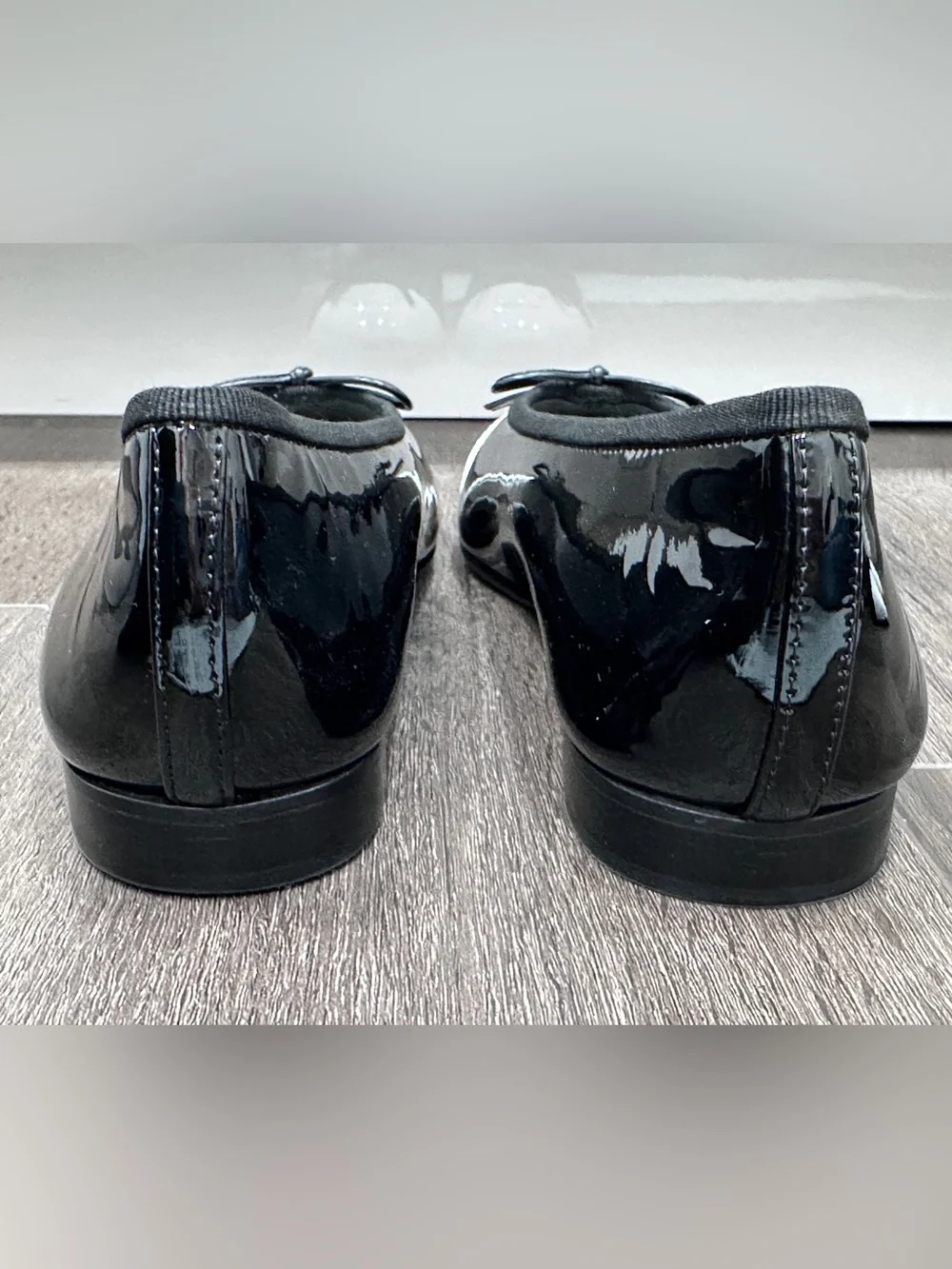 NEW 2026 CHANEL BLACK PATENT LEATHER WHITE CC LOGO CAPTOE BALLET FLATS 38.5C